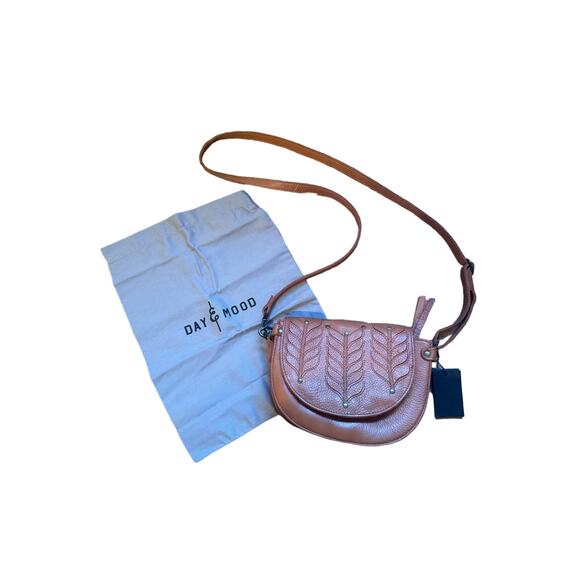 NWT DAY & MOOD Tan Cognac Leather Leaf Inlay Small Round Crossbody Bag Purse - Picture 1 of 10